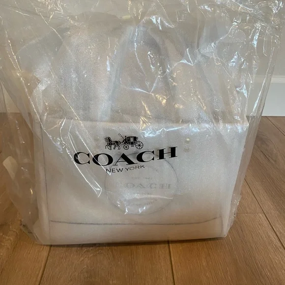 DEMPSEY CARRYALL WITH PATCH (COACH C2004)
IM/CHALK
COACH STYLE # C2004 - Picture 2 of 7